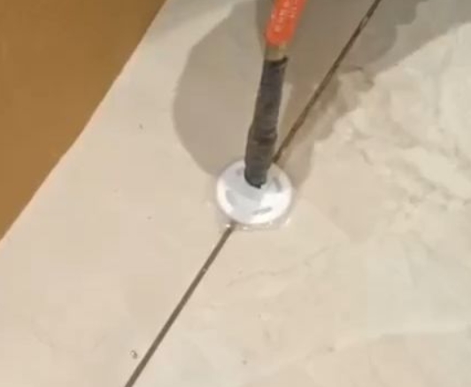 获嘉瓷砖空鼓维修公司专业解答瓷砖在铺贴过程中，如果没有涂抹均匀到位的粘结材料（如水泥砂浆或瓷砖胶），可能会导致以下问题