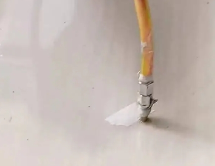 获嘉瓷砖空鼓维修公司专业解答在瓷砖铺贴过程中，如果使用的砂料过粗（如全部使用了粗砂），可能会导致以下问题