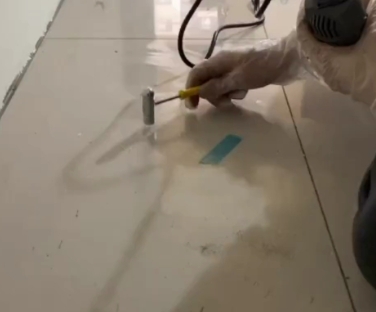 获嘉瓷砖开裂维修公司专业分享瓷砖在铺贴前如果没有沥干水分，将会导致以下问题