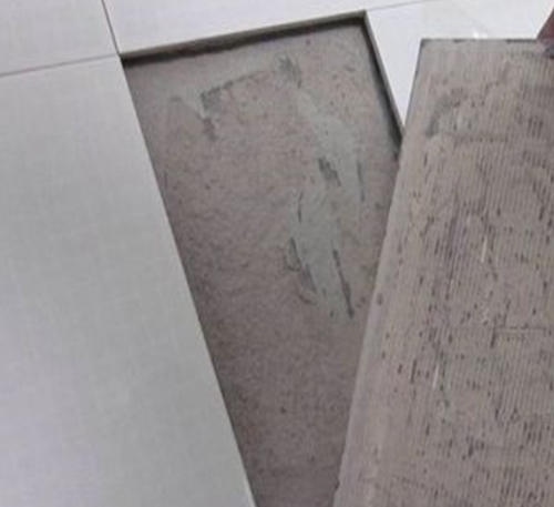 获嘉瓷砖空鼓维修公司分享瓷砖铺贴时如果打浆（即涂抹在瓷砖背面和基层上的砂浆或瓷砖胶）过少，会带来以下问题